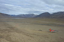 Twin otter aircraft dropping BBC Frozen Planet team into camp for filming of Arctic wolves, Ellesmere Island, Nunavut, Canada, June 2008. Taken on location for BBC series, Frozen Planet, Summer