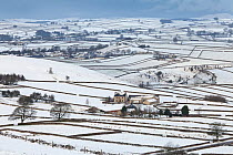 Farm situated below Wardlow Hay Cop, Peak District National Park, Derbyshire, UK, December 2011.