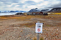 Sign warning of ground nesting birds, Ny-Alesund International Research village, Spitzbergen, Svalbard, Norway, July 2011 /   Panneau d'avertissement pour indiquer la nidification d'oiseaux dans le v...