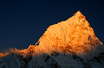 Sun on Mount Nuptse (7,860m) at sunset, Everest region, Sagarmatha NP, Khumbu, Himalayas, Nepal, October 2011