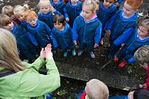 Children from Rowley View Nursery School experiencing nature in the Moorcroft Environmental Centre Forest School, Moorcroft Wood, Moxley, Walsall, West Midlands, July 2011. Model released.
