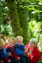 Children and teacher from Rowley View Nursery School at the Moorcroft Environmental Centre Forest School, Moorcroft Wood, Moxley, Walsall, West Midlands, July 2011. Model released.