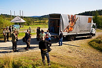 Staff of Bieszczady National Park and Prague Zoo watching the unloading of two crates containing two European bison / Wisent (Bison bonasus) donated by Prague Zoo to Bieszczady National Park, Bukowiec...
