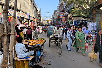 Busy shopping street in Vanarasi / Benares, India