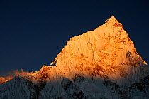 Everest (8848m) peak bathed in evening light, Sagarmatha National Park (World Heritage UNESCO). Khumbu / Everest Region, Nepal, Himalaya, October 2011.
