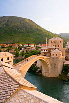 The famous 'Old Bridge' of Mostar built in 1566 was destroyed in 1993, the 'New Old Bridge' as it is known was completed in 2004, Old Town, Mostar, Herzegovina, Bosnia and Herzegovina, Balkans, 2007
