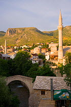 Old Town and Mosques with the Crooked Bridge 'Kriva Cuprija' in the foreground, Mostar, Bosnia and Herzegovina, Balkans 2007