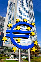 Euro Tower, home of European Central Bank, and Euro Symbol, Willy Brandt Platz, Frankfurt, Hessen, Germany 2010