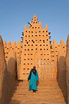 Man walking up towards Djenne Mosque, the largest mud structure in the world, Djenne is a UNESCO World Heritage Site, Niger Inland Delta, Mopti Region, Mali 2006