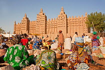 Local market held outside Djenne Mosque, the largest mud structure in the world, Djenne is a UNESCO World Heritage Site, Niger Inland Delta, Mopti Region, Mali 2006
