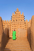 Person standing at Djenne Mosque, the largest mud structure in the world, Djenne is a UNESCO World Heritage Site, Niger Inland Delta, Mopti Region, Mali 2006