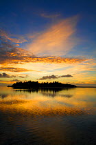 Meemu Atoll at sunset, Chaaya Lagoon, Hakuraa Huraa, Maldives, December 2009