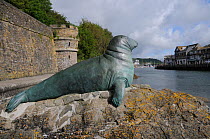 Bronze statue in memory of 'Nelson' a bull Grey Seal who frequented Looe island and harbour, Looe, Cornwall, UK, June 2012