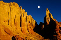 Sandstone cliff at sunset, Colorado Plateau, Kodachrome Basin State Park, Utah, USA November 2012