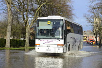 Shuttle bus driving through flood waters during Worcester's record floods, New Road, Worcester, England, UK, 13th February 2014.