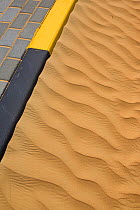 Sand patterns at curb of road, curb, Dubai, United Arab Emirates.