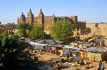 View of Djenne-Djeno mosque and market. Mali, 2005-2006.