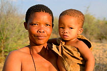 Portrait of Naro San woman with her baby, Kalahari, Ghanzi region, Botswana, Africa. October 2014.