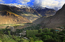 Khorog town (the capital of Badakhshan) on the border with Pakistan. Tajik National Park (Mountains of the Pamirs) UNESCO World Heritage Site, Tadjikistan, June 2014