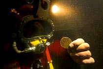 Archaeologist with Spanish Silver Pillar dollar from the Dutch East India ship - 'Rooswijk' wrecked on the 9th January 1740 on the Goodwin Sands. England, UK, September 2017.