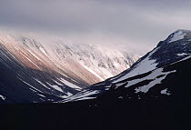 Lairig Ghru pass showing a steep sided glacial valley in the Cairngorms Mountains, Speyside, Cairngorms National Park, Scotland, February 1989