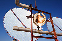Solar panels that focus the sun&#39;s rays on heat exchangers to boil oil, which is then sent down to the kitchens below to heat the cookers. Muni Seva Ashram, Goraj, near Vadodara, India, December 20...