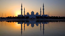 Sun setting behind the Sheikh Zayed Grand Mosque, Abu Dhabi, United Arab Emirates, December 2017. Hellier