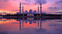 Sun setting behind the Sheikh Zayed Grand Mosque, Abu Dhabi, United Arab Emirates, December 2017. Hellier