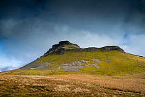 The southern approach to Pen-y-ghent, one of theYorkshire &#39;3 Peaks&#39;. The summit comprises Carboniferous age Millstone Grit, overlying Carboniferous Limestone that forms the outcrop in the imag...