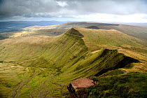 View towards Cribyn from Pen y Fan in the Brecon Beacons National Park, Wales, September. The outcrops of Devonian age, Old Red Sandstone forms escarpments carved by glaciers during the last ice age.