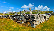 Cnoc Raithni / Raithnighe national monument, burial mound surrounded by drystone wall. Inisheer, Aran Islands, County Galway, Republic of Ireland. May 2011.