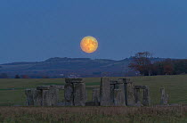 Supermoon rising over Stonehenge, the biggest for 68 years. Wiltshire, England, UK. 13 November 2016.