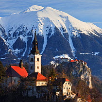 Bled Island and Assumption of Mary&#39;s Pilgrimage Church, Bled Castle and the Julian Alps beyond, Bled, Gorenjska, Slovenia, Europe, March 2009