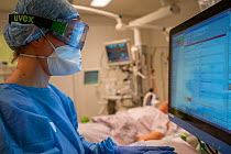 Doctor intraining to become a specialist is writing down the findings of a patient on a ventilator at teh Corona ICU department Jeroen Bosch Ziekenhuis, Den Bosch, &#39;s Hertogenbosch, The Netherlan...
