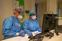 Intensivist and physician assistant in conversation about their patients on the Corona ICU department Jeroen Bosch Ziekenhuis, Den Bosch, Hertogenbosch, The Netherlands March 2020. EDITORIAL USE ONL...