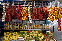 Stall with chilli peppers, garlic, limoncello, lemons and citrons, Penisola Sorrentina, Costa Amalfitana, Italy.