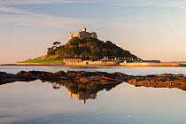 St Michael&#39;s Mount reflected at dawn. Marazion, Cornwall, England, UK. October 2017.