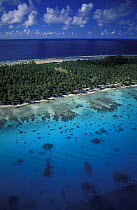 Rangiroa with turquoise lagoon, Tuamotu Archipelago, Polynesia.