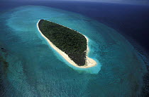 Aerial view of Heron Island with visible coral reef, Great Barrier Reef, Australia