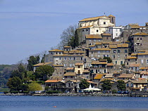 The lakeside town of Anguillara Sabazia, on lake Bracciano, Lazio, Italy.
