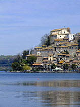 The lakeside town of Anguillara Sabazia, on lake Bracciano, Lazio, Italy.